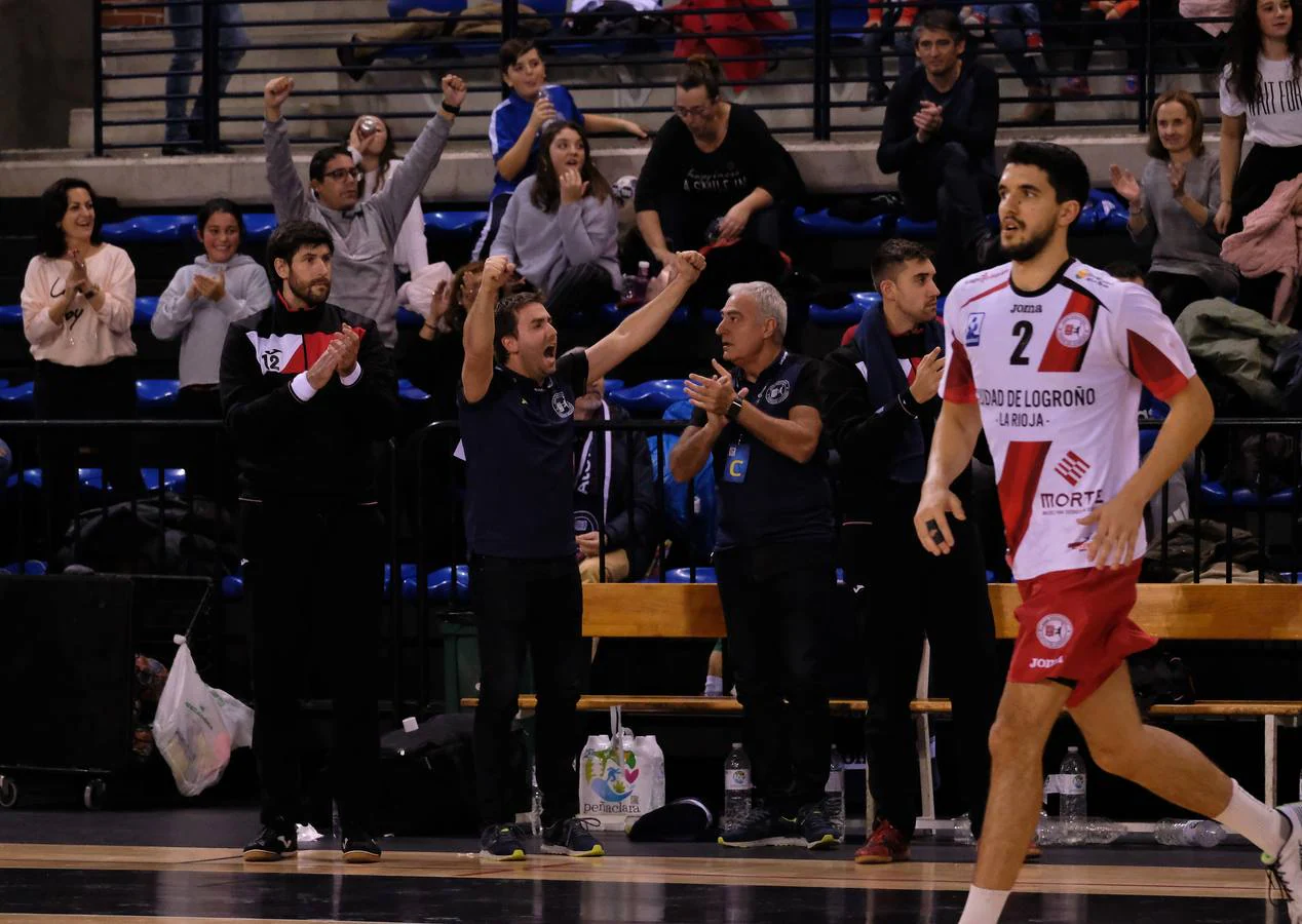 Imágenes del partido entre el Ciudad de Logroño y el Kadetten.