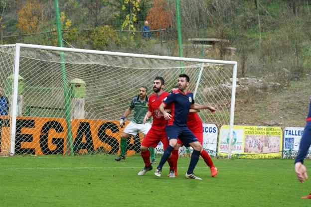 Arnáez, el autor del gol local, muy vigilado en un córner . :: 