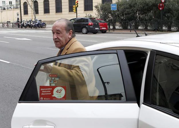 El abogado de César Román llega ayer a las dependencias de la Policía de Zaragoza. :: J. BELVER / EFE