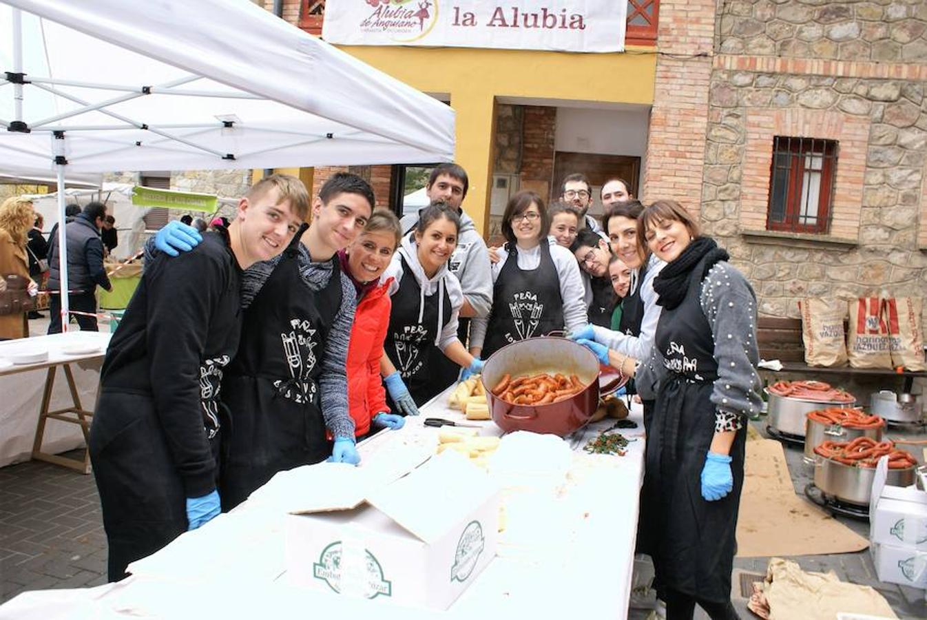 Angjuiano volvió a adr la bienvenida a todos los que quisieron probar un plato de caparrones y la cita, de hecho, va a más cada año. Hasta 1.300 raciones del plato de cuchara se repartieron en la localidad que ha hecho de su nombre un sinónimo del homenaje a la alubia local.