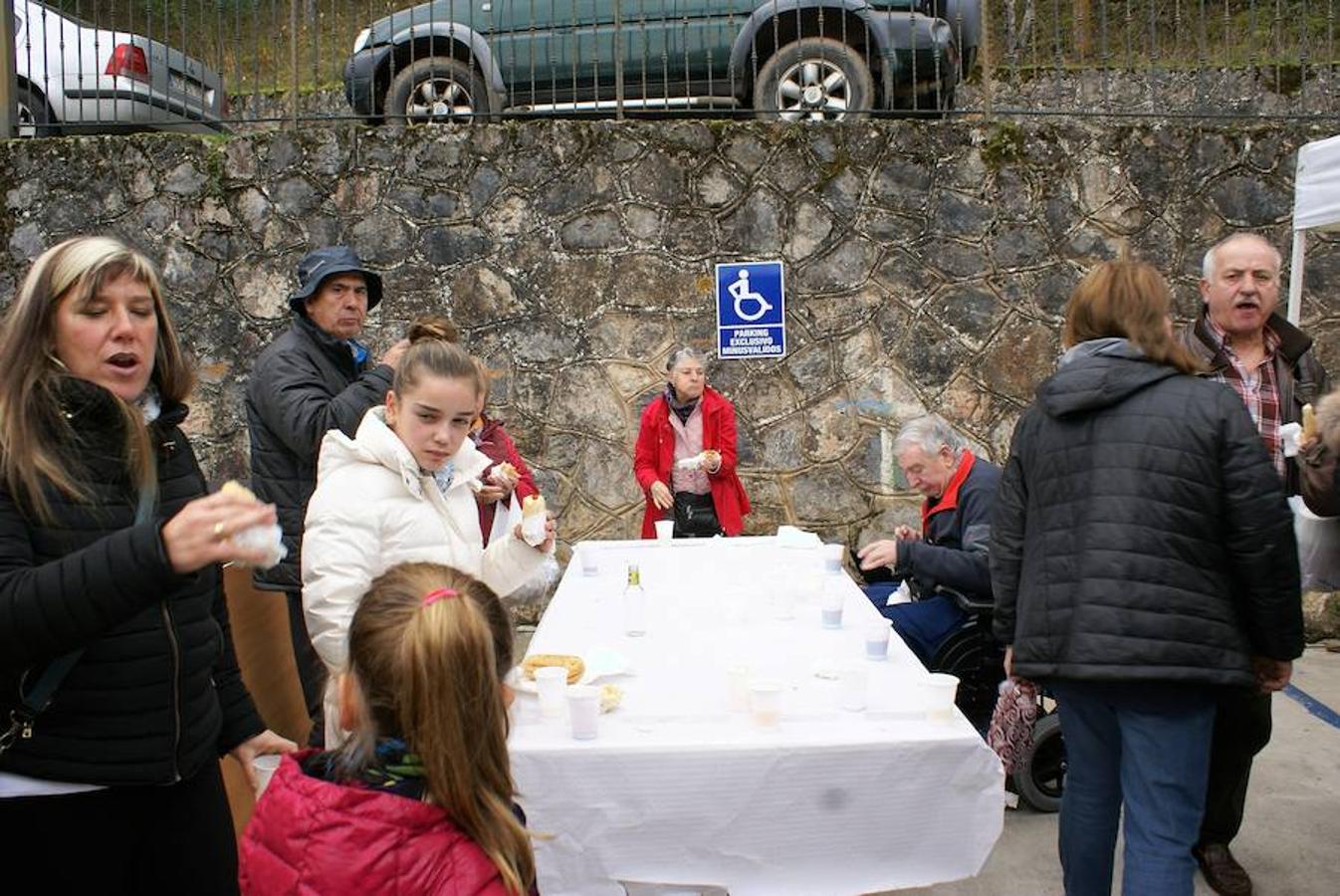 Angjuiano volvió a adr la bienvenida a todos los que quisieron probar un plato de caparrones y la cita, de hecho, va a más cada año. Hasta 1.300 raciones del plato de cuchara se repartieron en la localidad que ha hecho de su nombre un sinónimo del homenaje a la alubia local.