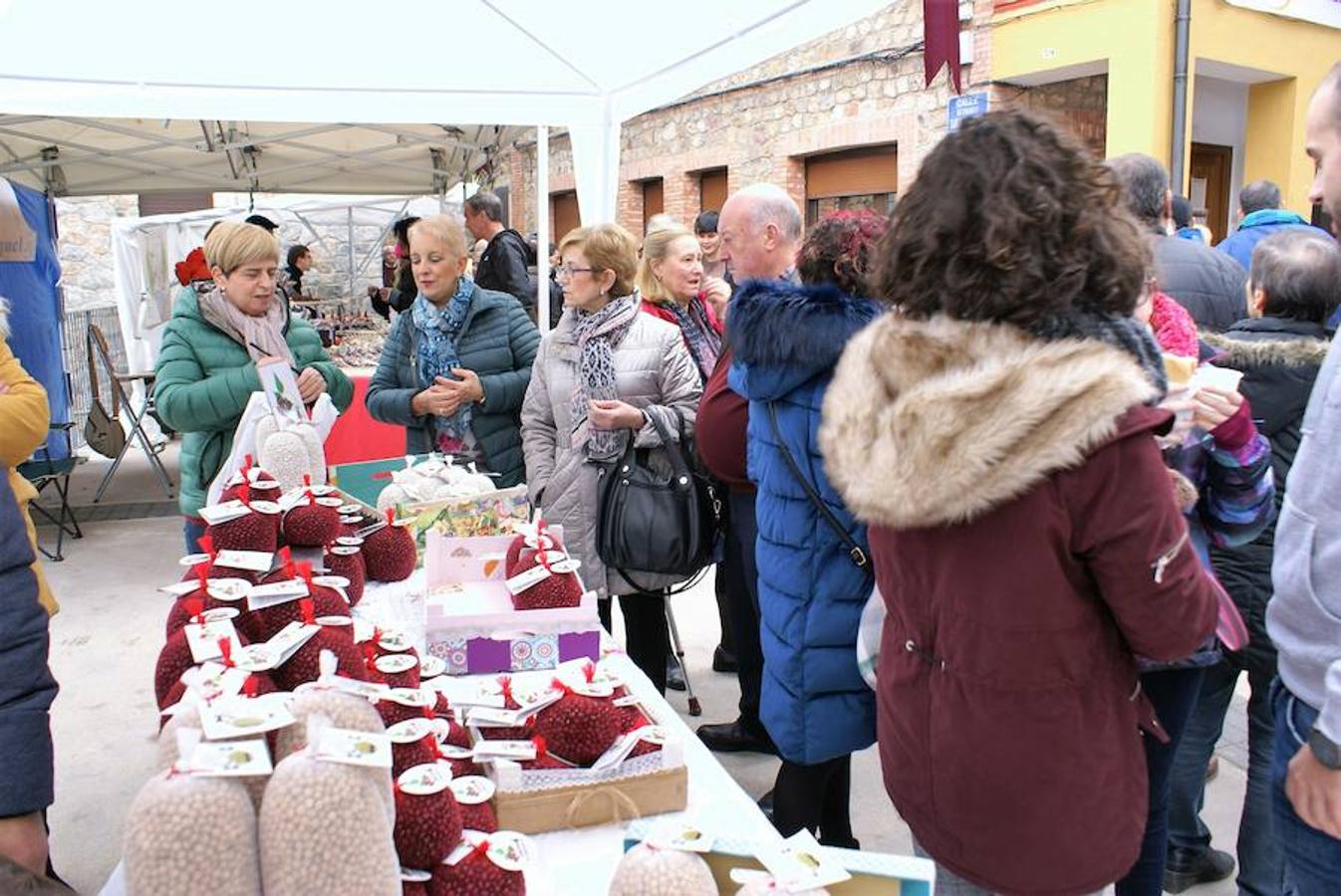 Angjuiano volvió a adr la bienvenida a todos los que quisieron probar un plato de caparrones y la cita, de hecho, va a más cada año. Hasta 1.300 raciones del plato de cuchara se repartieron en la localidad que ha hecho de su nombre un sinónimo del homenaje a la alubia local.