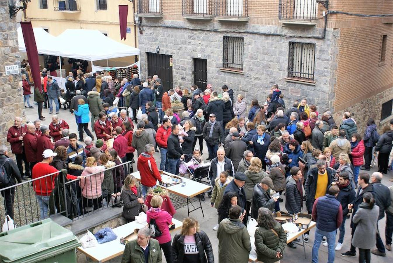 Angjuiano volvió a adr la bienvenida a todos los que quisieron probar un plato de caparrones y la cita, de hecho, va a más cada año. Hasta 1.300 raciones del plato de cuchara se repartieron en la localidad que ha hecho de su nombre un sinónimo del homenaje a la alubia local.