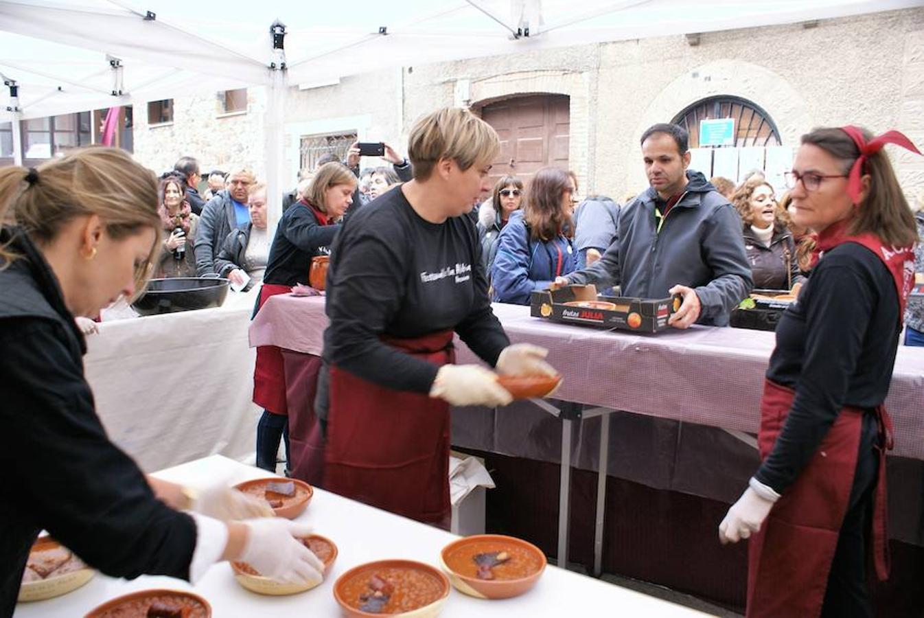 Angjuiano volvió a adr la bienvenida a todos los que quisieron probar un plato de caparrones y la cita, de hecho, va a más cada año. Hasta 1.300 raciones del plato de cuchara se repartieron en la localidad que ha hecho de su nombre un sinónimo del homenaje a la alubia local.