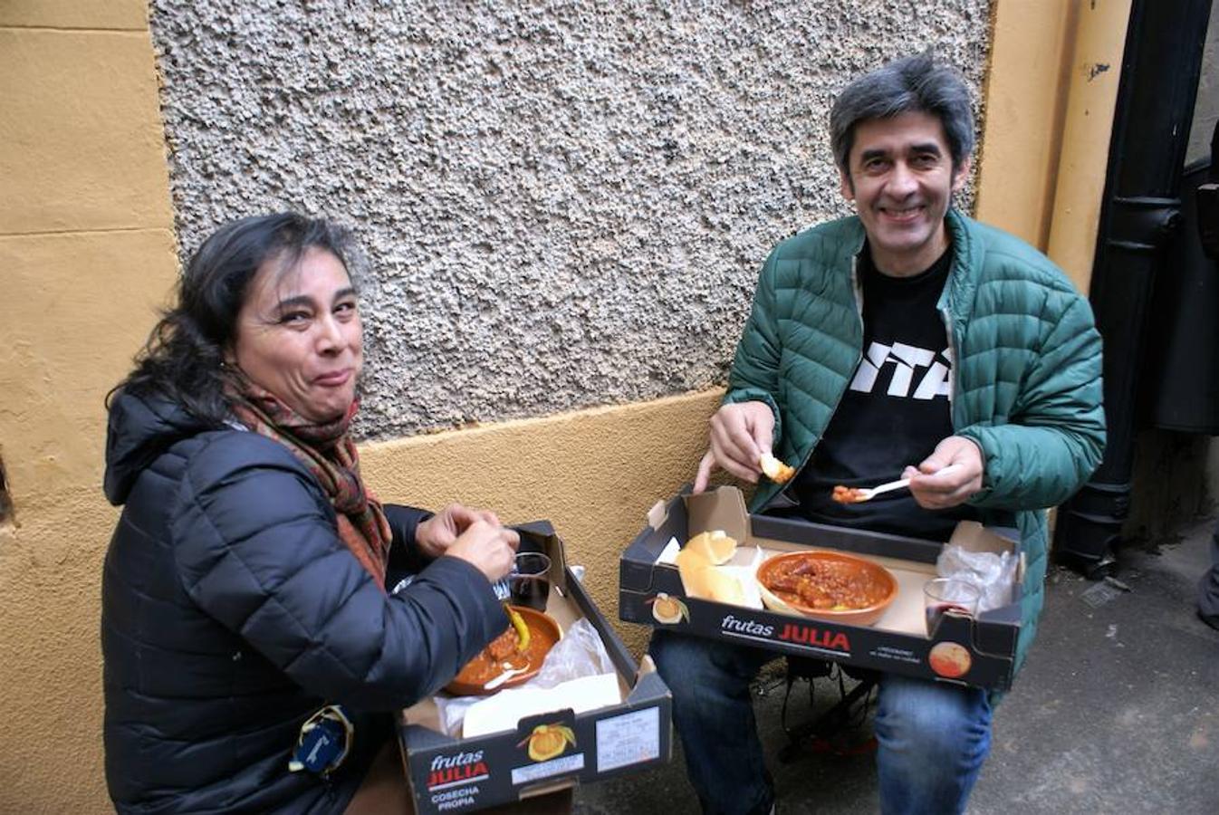 Angjuiano volvió a adr la bienvenida a todos los que quisieron probar un plato de caparrones y la cita, de hecho, va a más cada año. Hasta 1.300 raciones del plato de cuchara se repartieron en la localidad que ha hecho de su nombre un sinónimo del homenaje a la alubia local.