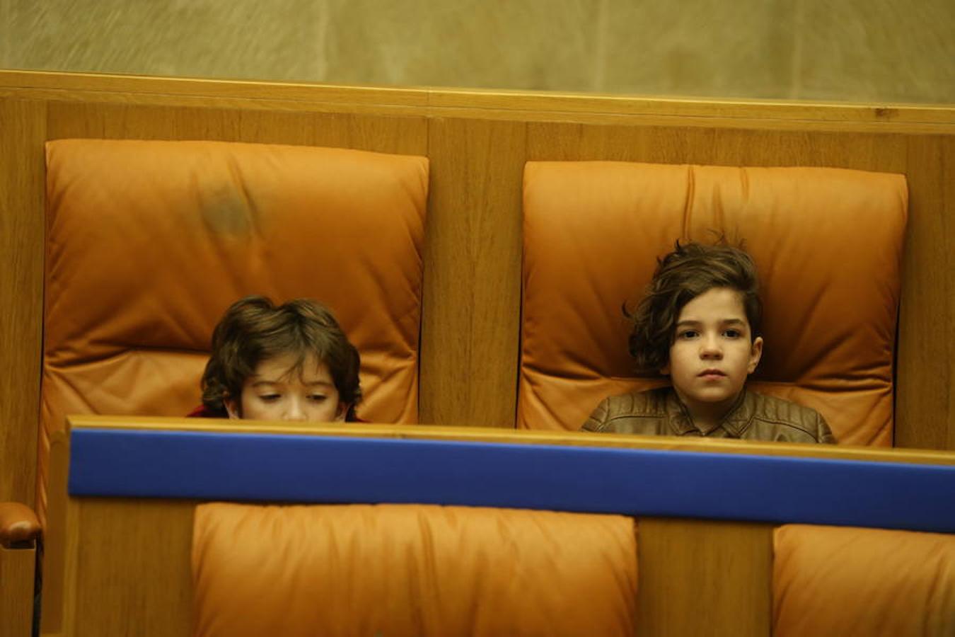 Un grupo de escolares de quinto de Primaria del Colegio Villapatro de Lardero han leído hoy, en el Parlamento de La Rioja, unos manifiestos, que previamente habían redactado junto a sus profesores, sobre cuatro derechos de la infancia en el acto del Día del Niño.