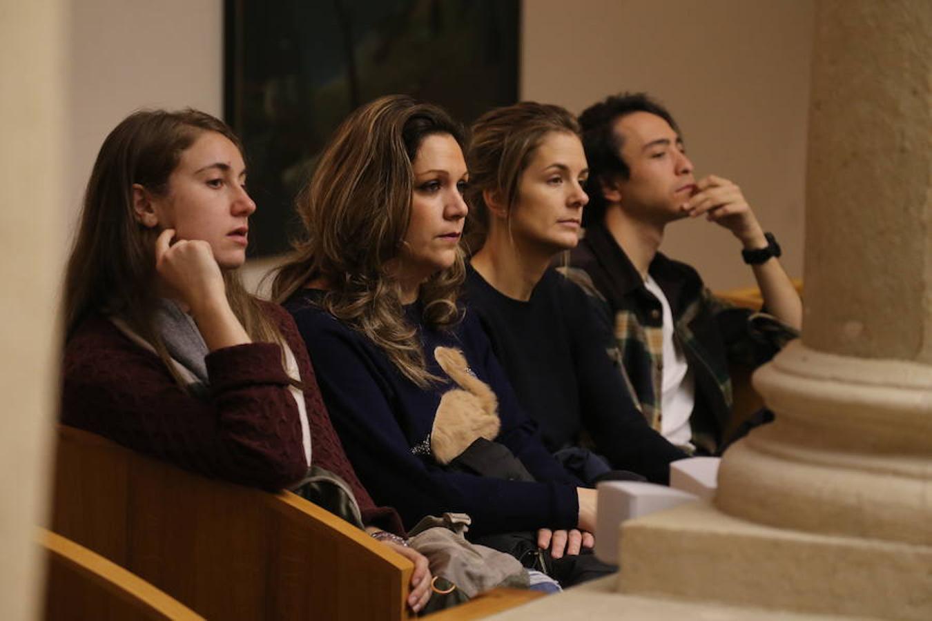 Un grupo de escolares de quinto de Primaria del Colegio Villapatro de Lardero han leído hoy, en el Parlamento de La Rioja, unos manifiestos, que previamente habían redactado junto a sus profesores, sobre cuatro derechos de la infancia en el acto del Día del Niño.