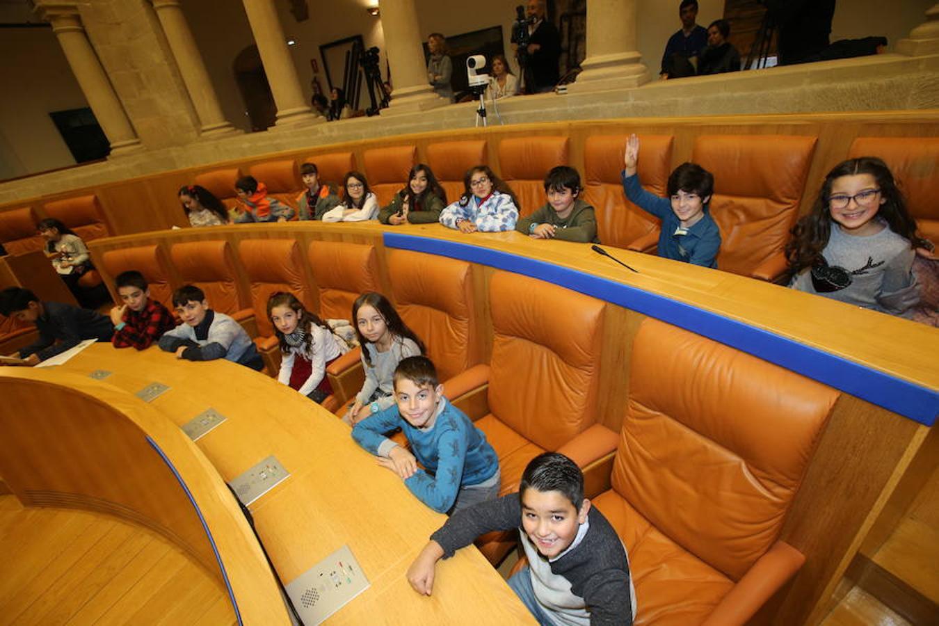 Un grupo de escolares de quinto de Primaria del Colegio Villapatro de Lardero han leído hoy, en el Parlamento de La Rioja, unos manifiestos, que previamente habían redactado junto a sus profesores, sobre cuatro derechos de la infancia en el acto del Día del Niño.