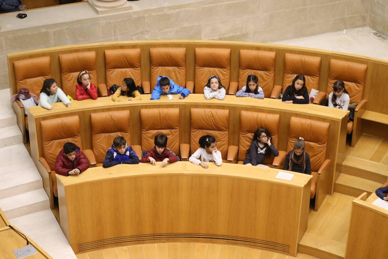 Un grupo de escolares de quinto de Primaria del Colegio Villapatro de Lardero han leído hoy, en el Parlamento de La Rioja, unos manifiestos, que previamente habían redactado junto a sus profesores, sobre cuatro derechos de la infancia en el acto del Día del Niño.