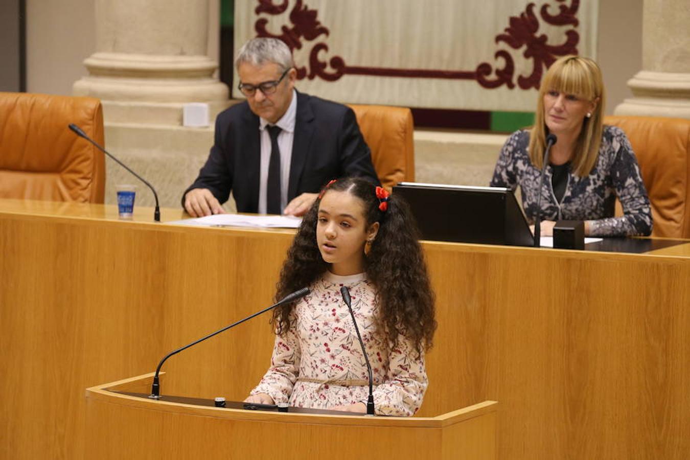 Un grupo de escolares de quinto de Primaria del Colegio Villapatro de Lardero han leído hoy, en el Parlamento de La Rioja, unos manifiestos, que previamente habían redactado junto a sus profesores, sobre cuatro derechos de la infancia en el acto del Día del Niño.