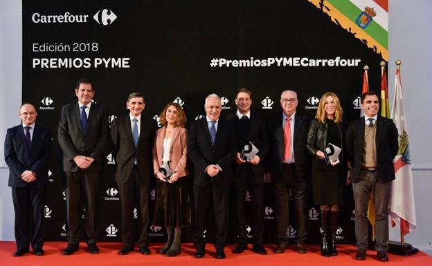 José Ignacio Ceniceros, presidente de La Rioja, junto a los galardonados en el los Premios Carrefour La Rioja. 