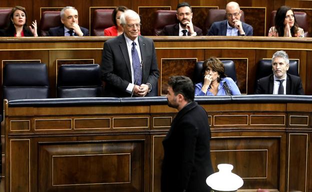 El diputado de ERC, Gabriel Rufián, abandona el hemiciclo bajo la mirada del ministro Borrel. 