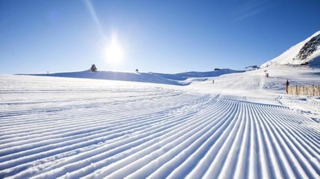 El 'país de los Pirineos' ofrece multitud de actividades para mayores y pequeños centradas en la nieve y el entorno que le rodea