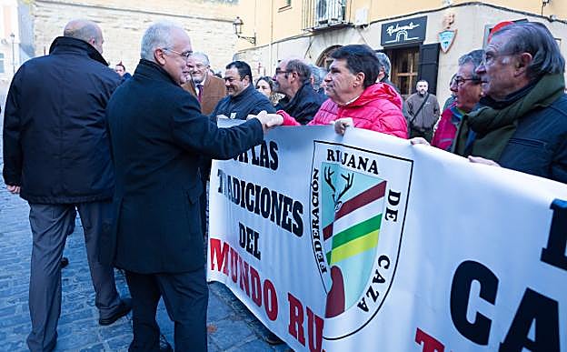 Ceniceros saluda a representantes de la Federación Riojana de Caza frente al Parlamento. :: sonia tercero
