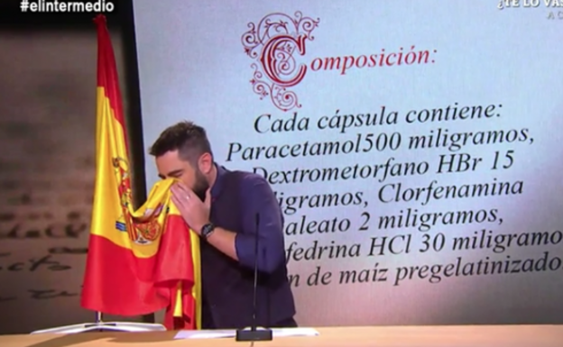 El humorista Dani Mateo sonándose la nariz con la bandera de España.