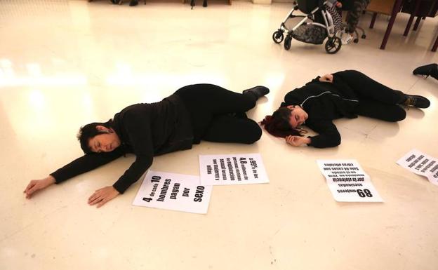 Protesta de varias mujeres en el vestíbulo del Ayuntamiento de Logroño. 