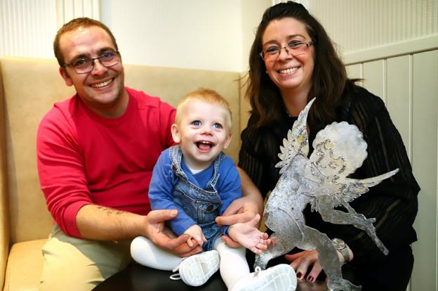 Lucas, junto a sus padres Ángel y Conchi. :: avelino gómez