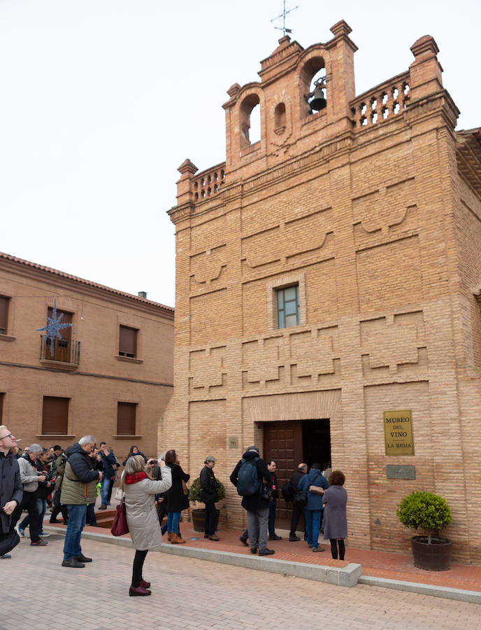 El sol y el buen tiempo se aliaron para hacer «la fotografía perfecta» en el VIII Rally Fotográfico del Rioja, que ayer reunió a 95 participantes y recorrió rincones y bodegas de Aldeanueva, Azagra y Navarrete.