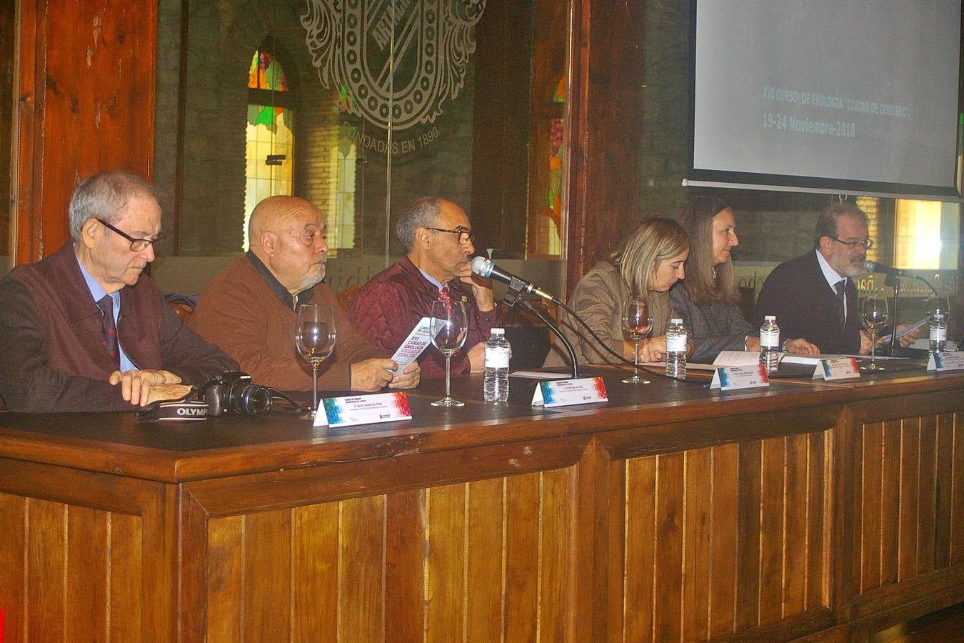 XVI Curso de Enología ´Ciudad de Cenicero´ organizado e impartido por la Universidad de La Rioja, dentro de sus Cursos de Verano. En esta edición las inscripciones han superado el centenar.