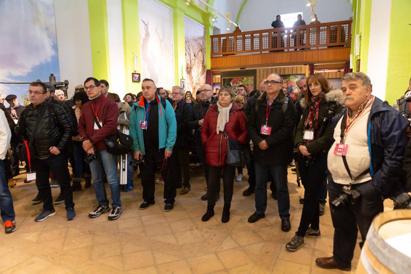 El sol y el buen tiempo se aliaron para hacer «la fotografía perfecta» en el VIII Rally Fotográfico del Rioja, que ayer reunió a 95 participantes y recorrió rincones y bodegas de Aldeanueva, Azagra y Navarrete.