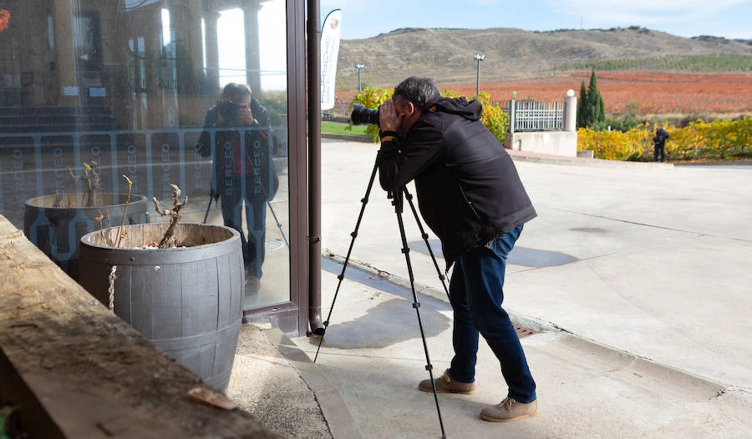 El sol y el buen tiempo se aliaron para hacer «la fotografía perfecta» en el VIII Rally Fotográfico del Rioja, que ayer reunió a 95 participantes y recorrió rincones y bodegas de Aldeanueva, Azagra y Navarrete 