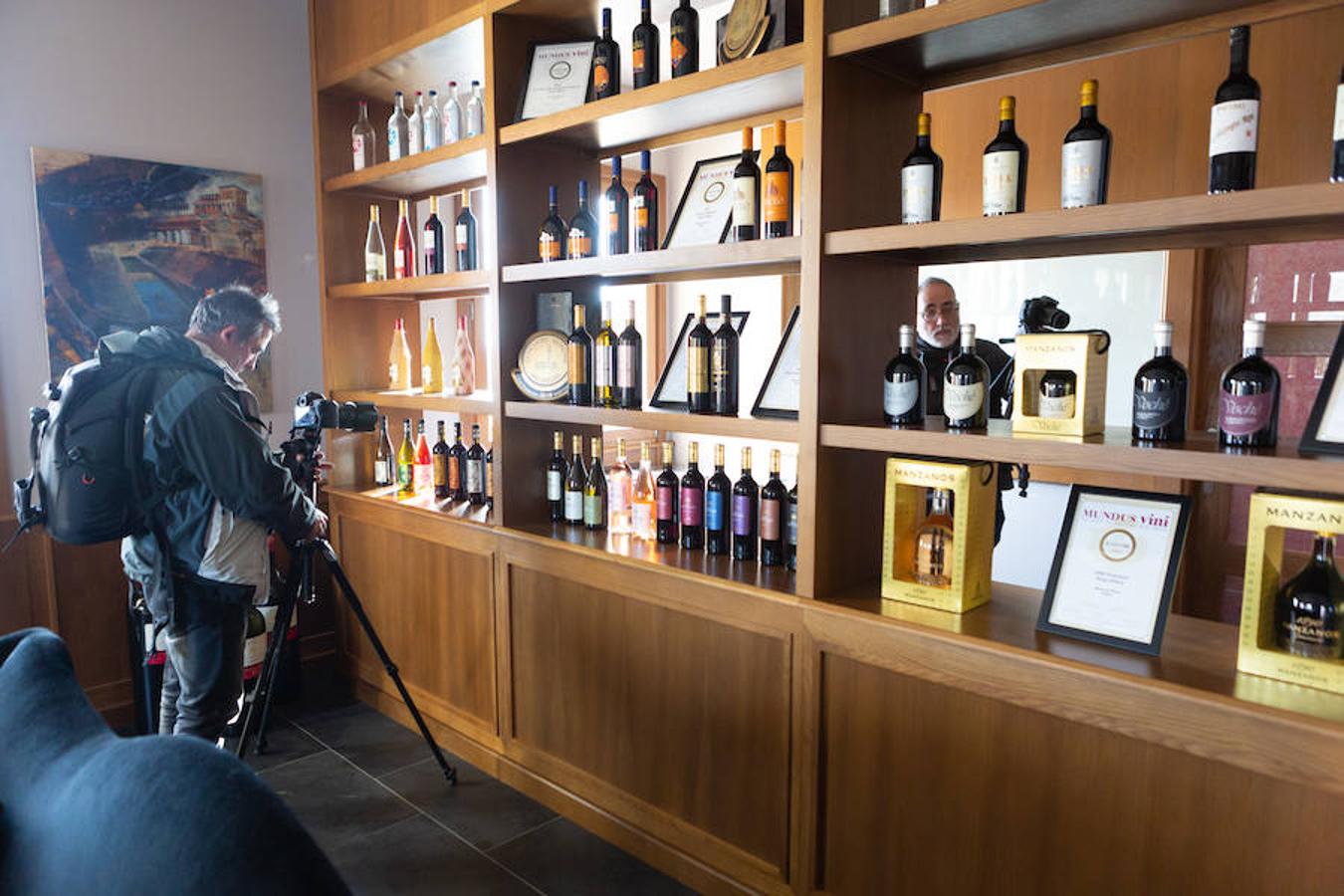 El sol y el buen tiempo se aliaron para hacer «la fotografía perfecta» en el VIII Rally Fotográfico del Rioja, que ayer reunió a 95 participantes y recorrió rincones y bodegas de Aldeanueva, Azagra y Navarrete 