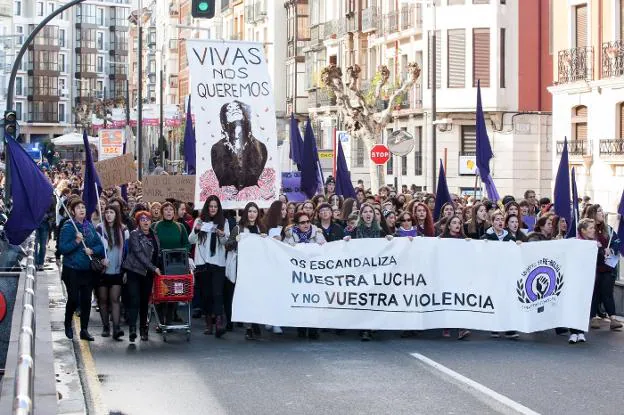 Manifestación organizada por 'Mujeres en REBELDÍA', ayer por las calles de Logroño. :: díaz uriel
