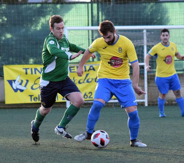 Viguera trata de recuperar el balón.