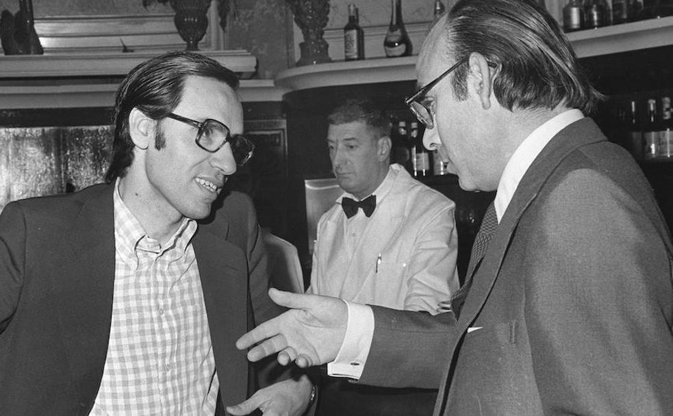 Alfonso Guerra y Fernando Abril Martorell charlan en un bar en 1978.