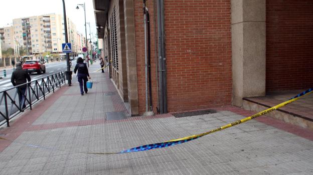 La Policía Local tuvo que acotar la acera. 