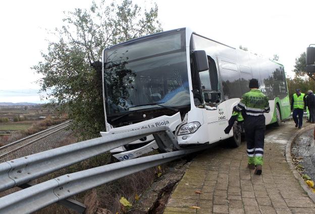 Autobús accidentado al salirse de la vía en las curvas de descenso al centro urbano de Agoncillo. 