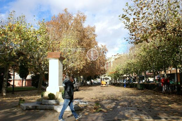 Nuevos adornos navideños en el paseo de San Julián. :: F. D.