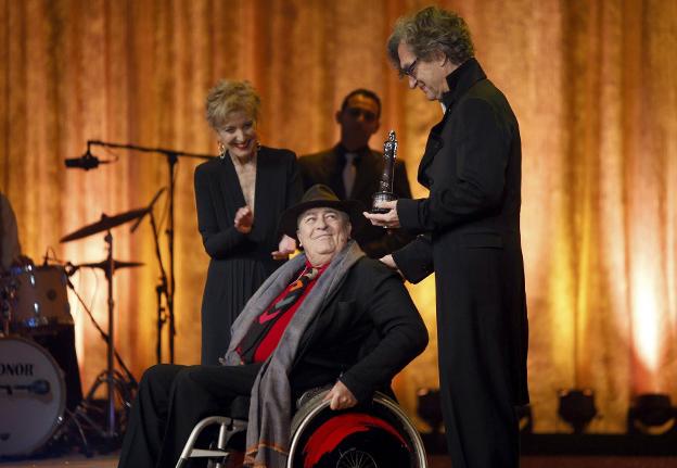 Wim Wenders entrega un premio a Bertolucci en el 2012. :: efe