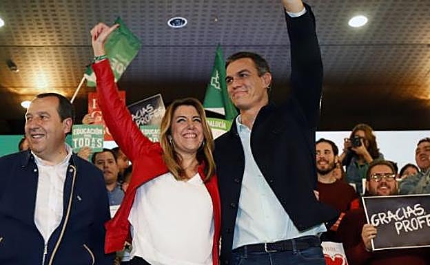 Susana Díaz y Pedro Sánchez saludan a los asistentes.