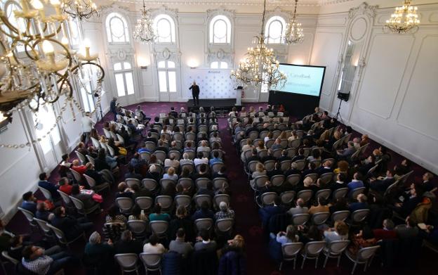 Una imagen del aspecto del Círculo Logroñés durante la conferencia de Ferran Adrià. :: miguel Herreros