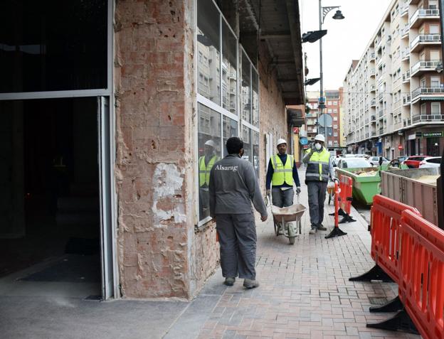 Operarios junto a la fachada en Menéndez Pelayo. 
