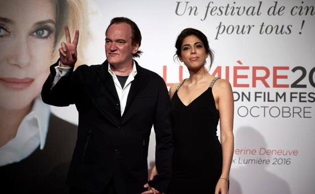El director Quentin Tarantino y la modelo y cantante israelí Daniella Pick.