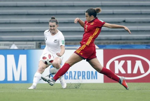 Ana Tejada presiona a una neozelandesa, durante las semifinales del Mundial. 