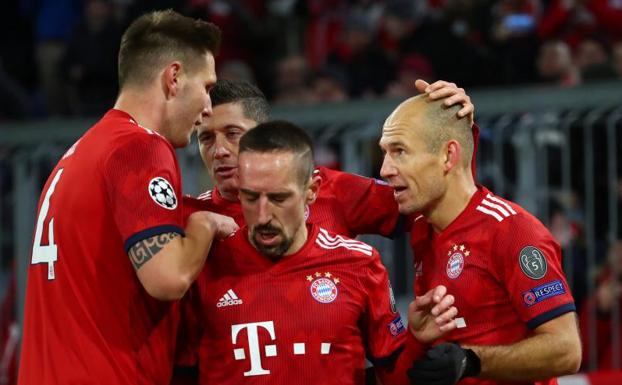 Robben celebra con Süle, Lewandowski y Ribéry uno de los goles que le marcó al Benfica. 