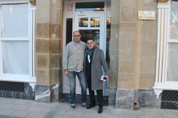 Los hermanos Javier y Juan Carlos Gómez Capellán posan en la entrada del emblemático Suizo. :: O.S.J.
