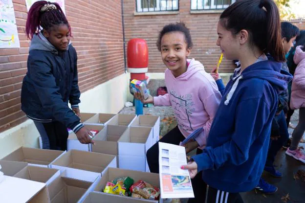 Niños que han participado en la experiencia educativa, ayer en el centro. :: sonia tercero