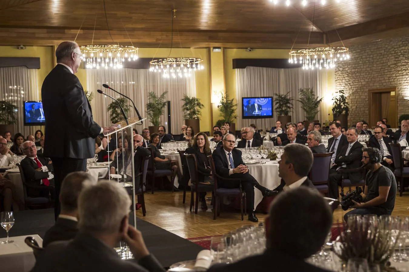 La patronal del sector bodeguero regional cierra con una cata y una cena la conmemoración de cinco décadas de impronta en la Denominación Rioja 