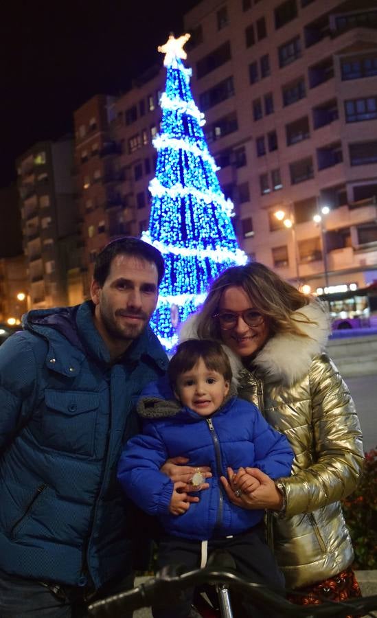 La capital de La Rioja procedió al tradicional encendido del alumbrado navideño en un acto que congregó a numeroso público en torno a la Concha del Espolón