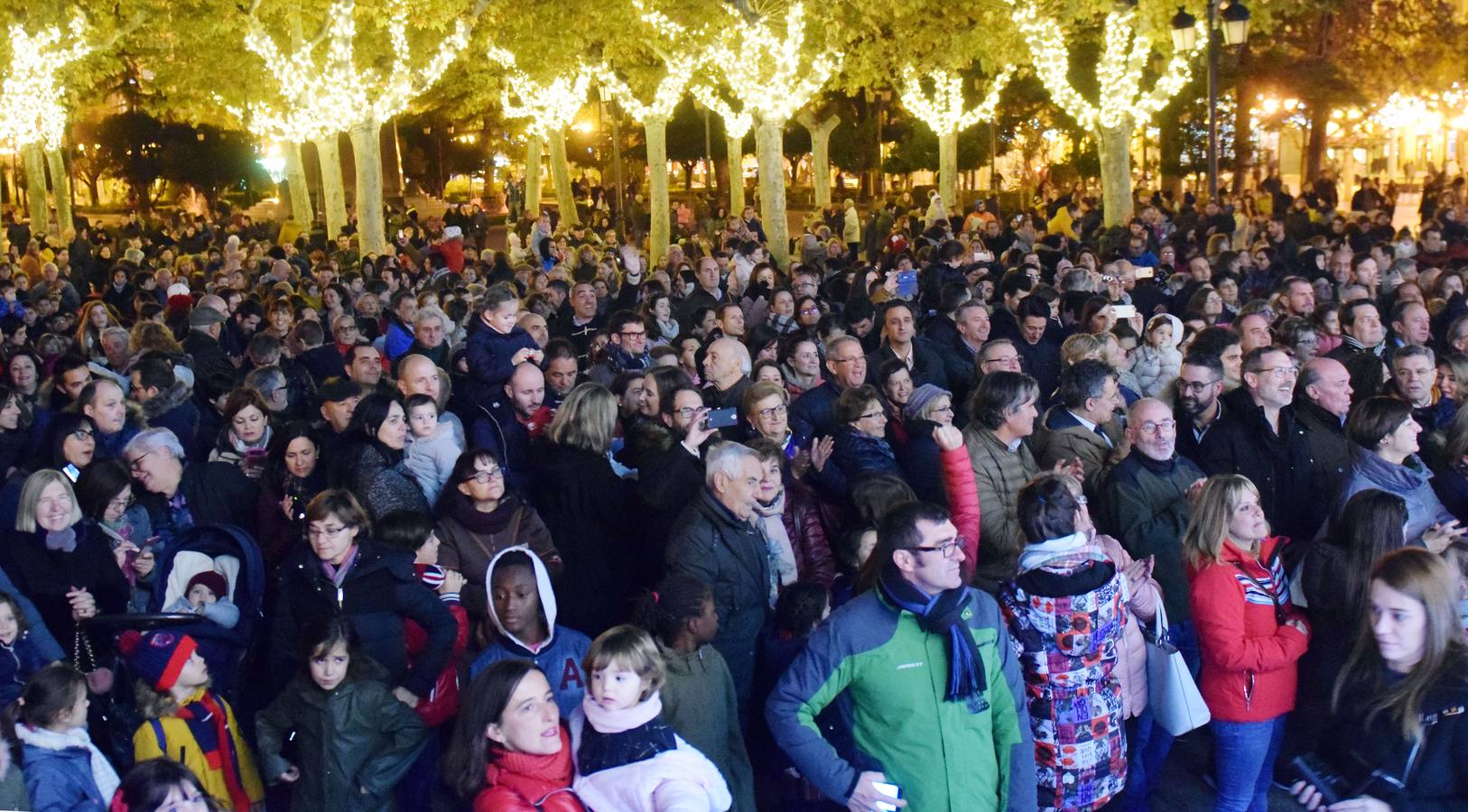 La capital de La Rioja procedió al tradicional encendido del alumbrado navideño en un acto que congregó a numeroso público en torno a la Concha del Espolón