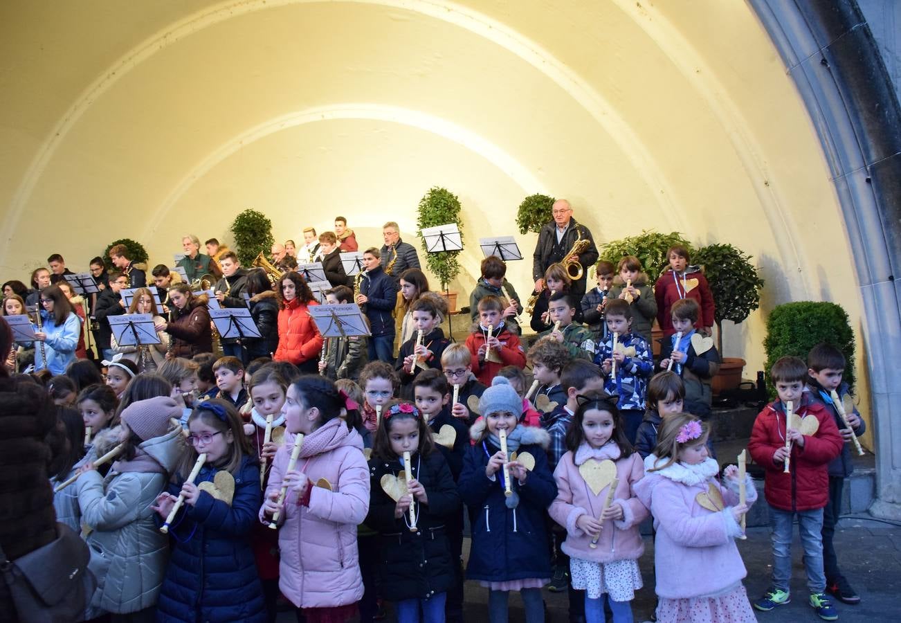 La capital de La Rioja procedió al tradicional encendido del alumbrado navideño en un acto que congregó a numeroso público en torno a la Concha del Espolón