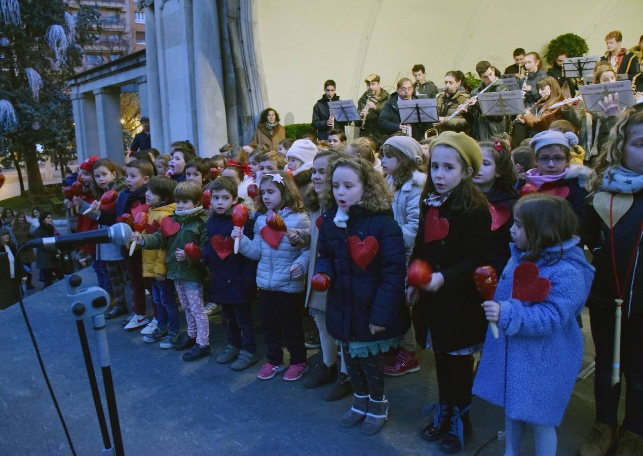 La capital de La Rioja procedió al tradicional encendido del alumbrado navideño en un acto que congregó a numeroso público en torno a la Concha del Espolón