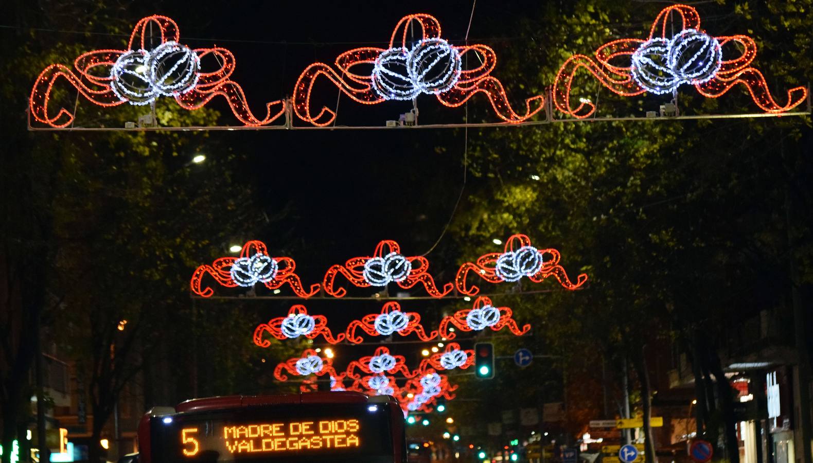 La capital de La Rioja procedió al tradicional encendido del alumbrado navideño en un acto que congregó a numeroso público en torno a la Concha del Espolón