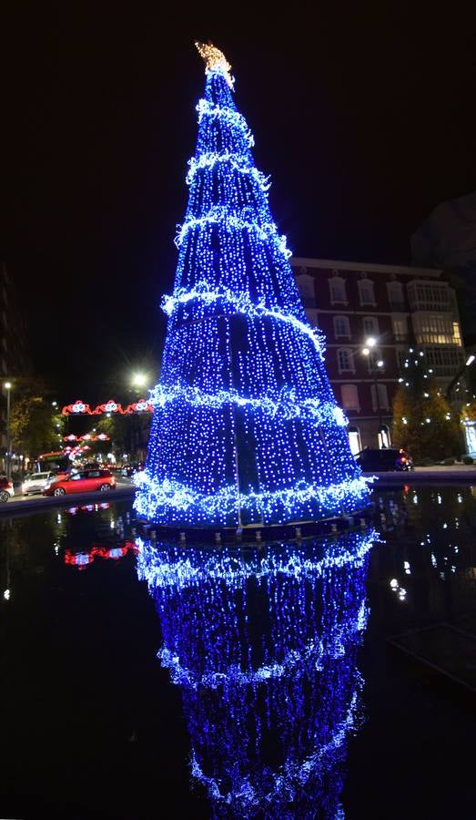 La capital de La Rioja procedió al tradicional encendido del alumbrado navideño en un acto que congregó a numeroso público en torno a la Concha del Espolón