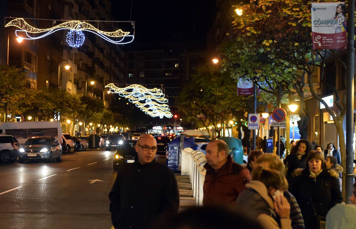 La capital de La Rioja procedió al tradicional encendido del alumbrado navideño en un acto que congregó a numeroso público en torno a la Concha del Espolón