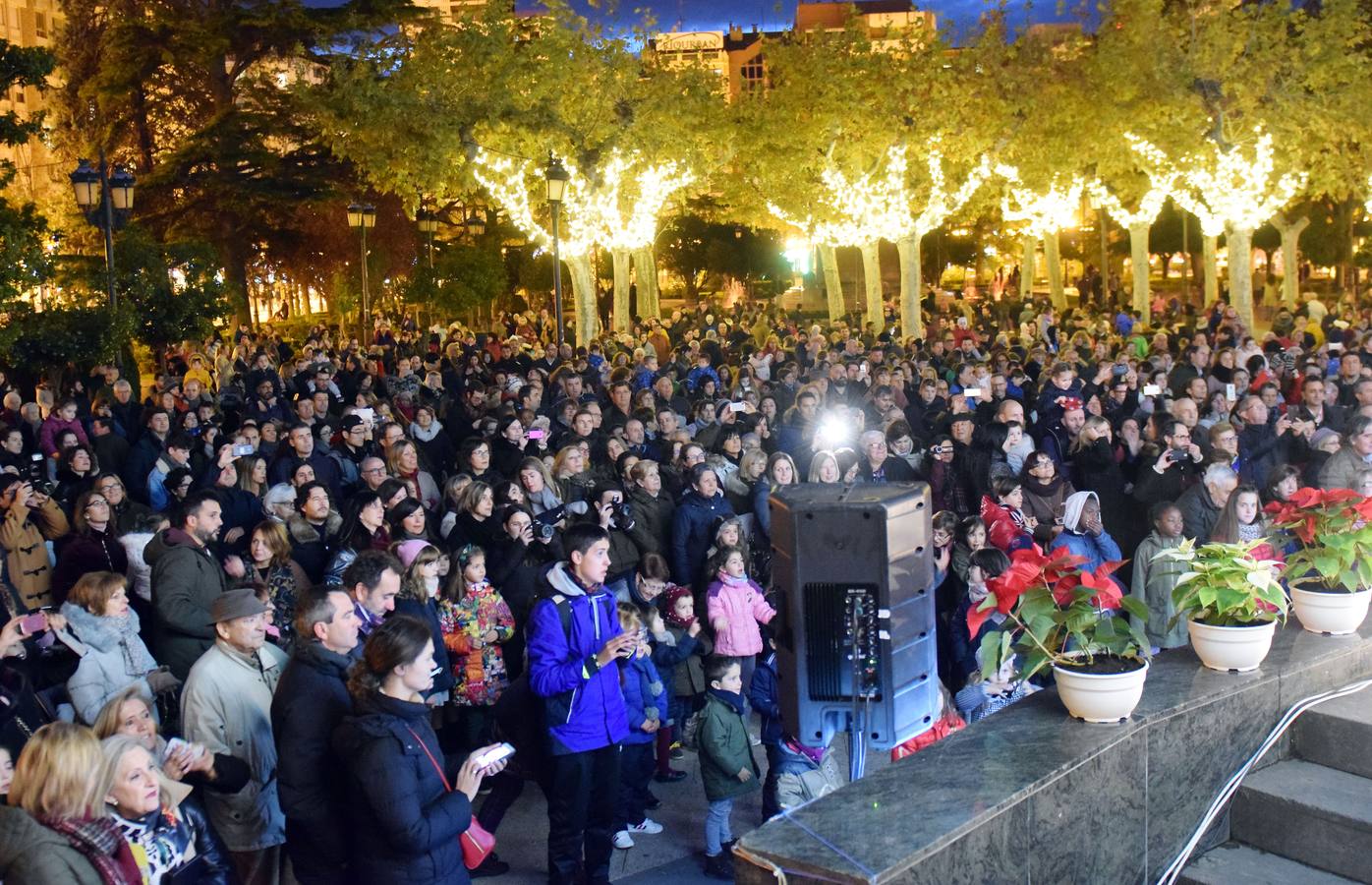 La capital de La Rioja procedió al tradicional encendido del alumbrado navideño en un acto que congregó a numeroso público en torno a la Concha del Espolón